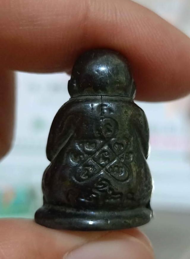 ปิดตาหลวงปู่โต๊ะ มีรอยร้าวธรรมชาติเอง