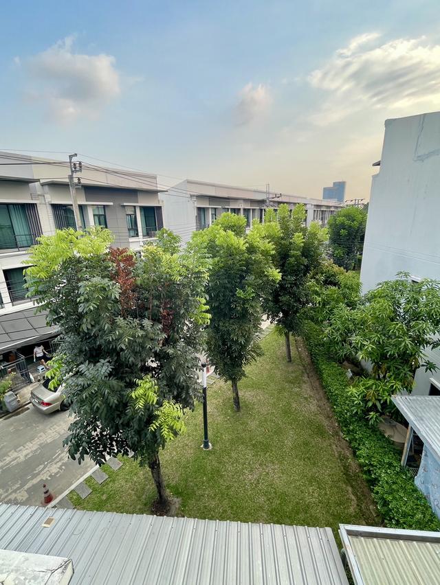 ทาว์นโฮมหลังริม ทำเลดีมากๆ ติดสนามหญ้าด้านข้างและด้านหลัง โครงการบ้านกลางเมือง งามวงศ์วาน 3