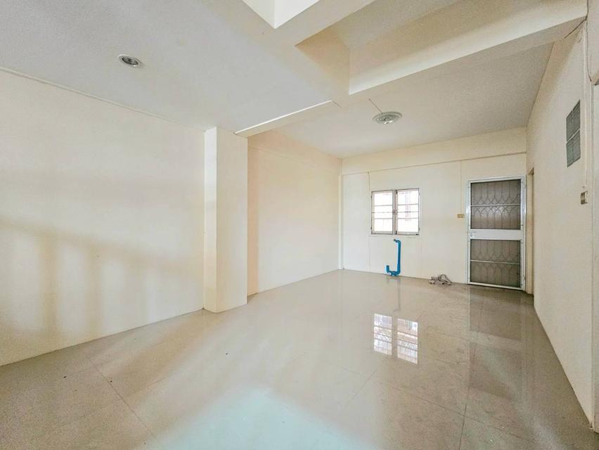 ขายด่วน📌📌  หมู่บ้านสิรินเฮ้าส์1 ปากเกร็ด16  🏠ทาวน์โฮม 3ชั้น  พื้นที่ 30 ตร.ว  🛏6 ห้องนอน 🚽4 ห้องน้ำ 🚘1 ที่จอดรถ 🌞หน้าบ้านหันทางทิศตะวันออก  [ 16