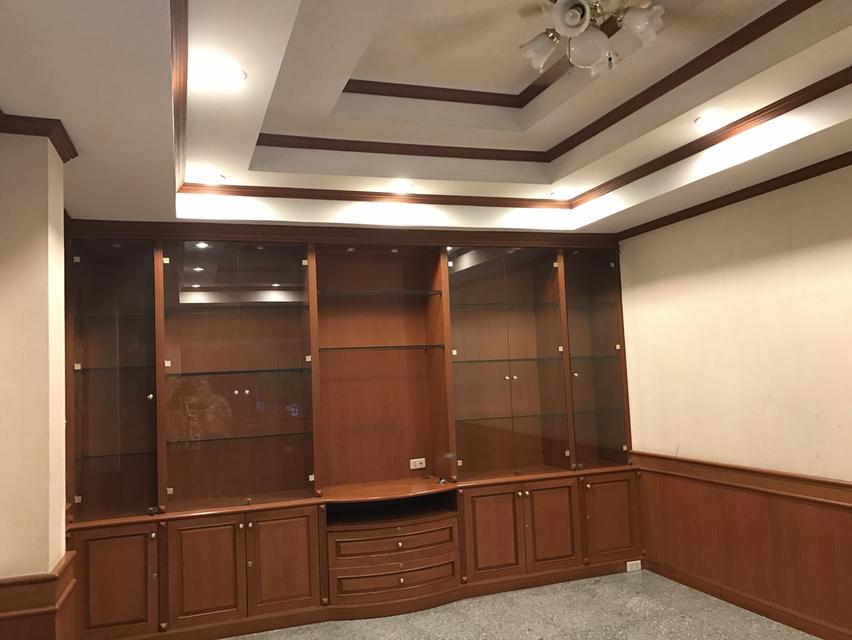 ตึกสองคูหา 3ชั้นครึ่ง หมู่บ้านพรทวี วิลล่า4 เลียบคลองทวีวัฒนา 6