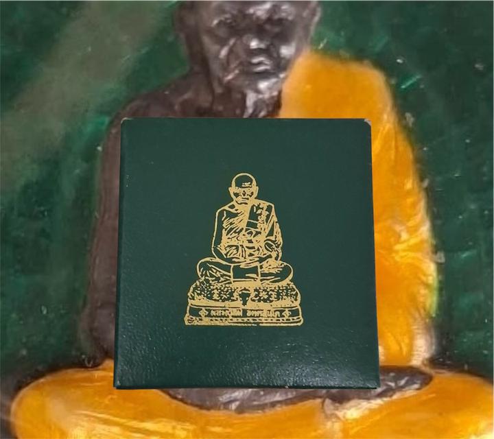 เหรียญรุ่นชนะจนหลวงปู่ทิมวัดพระขาว เนื้อเงินลงยาเขียวพร้อมกล่องเดิมครับ รูปที่ 4