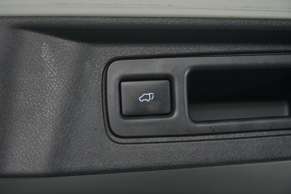 2019 TOYOTA FORTUNER 2.4 V 2WD SUV สีขาว เลขไมล์ 113171 กม. 17
