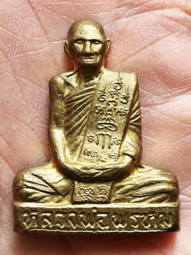 พระรูปเหมือนปั๊มหลวงพ่อพรหม วัดช่องแค พิมพ์เข่ากว้างหลังเรียบ ปี 2516...เก่า เดิมๆ 6