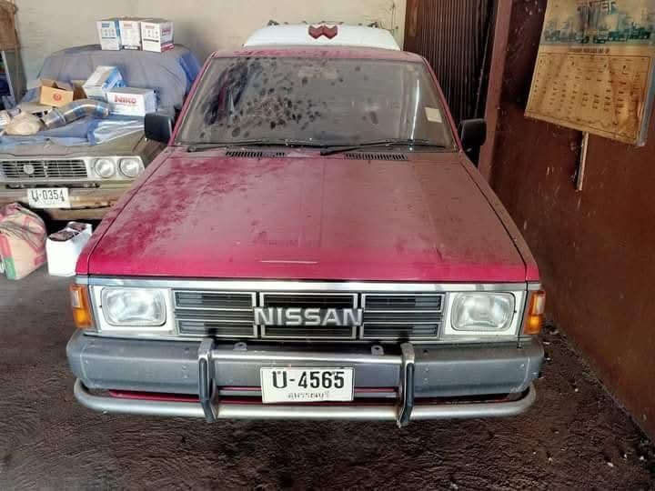 Nissan Big M สีแดง