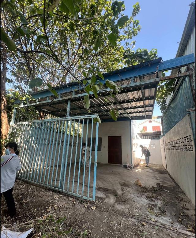 บ้านเดี่ยวชั้นเดียว1 ห้องนอน 1 ห้องน้ำห้องครัวห้องรับแขกมีบริเวณข้างๆและบริเวณหน้าบ้านมีรั้วอยู่ตรงข้ามเยื้องๆกับตรงโรงเรียนมัธยมติดถนนใหญ่ระยะทางใกล้ 2