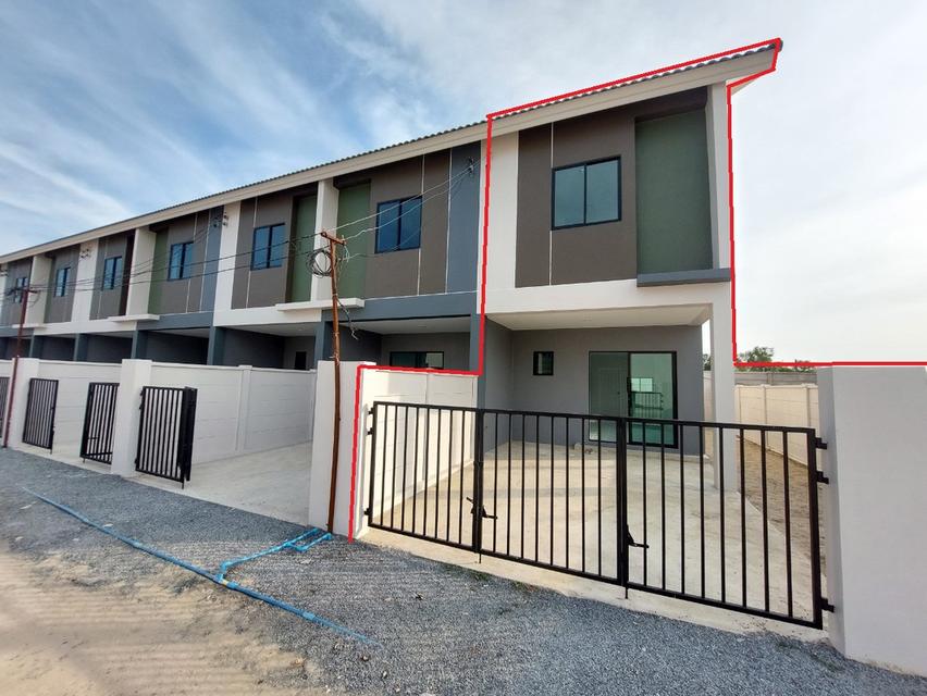 ให้เช่าทาวน์โฮม หลังมุม 26 ตรว. พื้นที่ข้างบ้านกว้าง 2 เมตร เจษฎา 11 รังสิต คลอง 2 ใกล้นิคมนวนคร เดินทางสะดวก เชื่อมออกพหลโยธินได้ 2