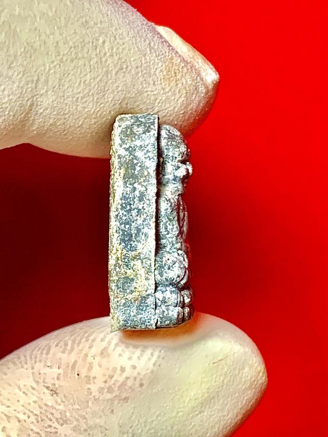 หลวงปู่ทวด รุ่นพระของขวัญ พิมพ์พระรอด เนื้อว่านผสมผงเหล็กไหล หลังลายมือ ออกวัดห้วยมงคล ปี2553 6