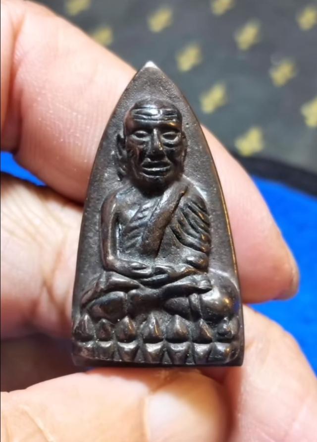 หลวงปู่ทวดพิมพ์เตารีดมาใหม่เปิดแบ่งปันให้ครับ