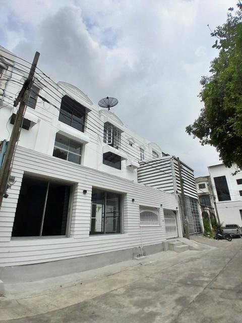 ขายทาวน์เฮ้าส์ 3 ชั้น 2 คูหา 52 ตรว. 700 ตรม. ทำเลทอง พระราม 9 ซอย 11 เข้าออกสะดวก เข้าซอยไม่ลึก 2