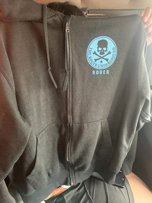 เสื้อฮู้ดดี้สีดำจากแบรนด์ ROGER รูปที่ 2