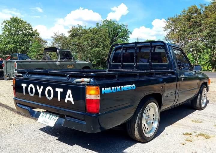 TOYOTA HILUX HERO 1986 4