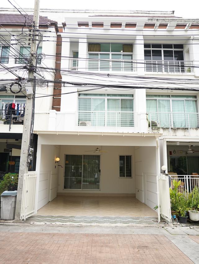 🚨 Rare Item! ขายทาวน์โฮม 3 ชั้น บ้านกลางเมือง Urbanion สุขุมวิท 113 หน้าคลับเฮาส์ วิวสวน แอร์-ม่านครบ รีโนเวทใหม่ หิ้วกระเป๋าเข้าอยู่ได้เลย! 1