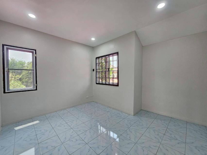 บ้านแฝดในอยุธยา ติดถนนสายเอเชีย เนื้อที่ 28.5 ตรว.  3 ห้องนอน  2 ห้องน้ำ 1 ห้องครัว 2 ที่จอด 10