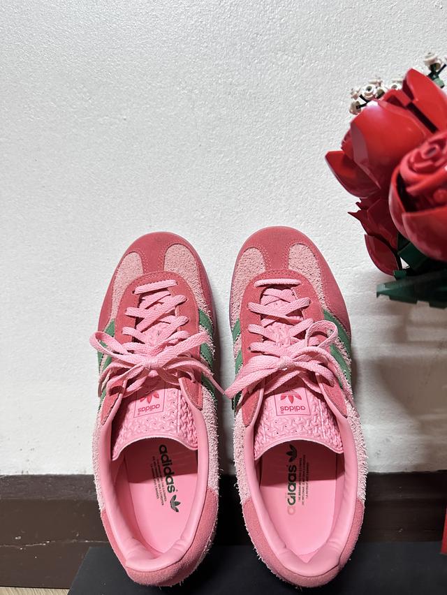 Adidas Gazelle Indoor "Pink Spark & Preloved Green" ให้ฟิลคริสต์มาสมากกก!! โทนสีชมพูน่ารักคิ้วท์ๆที่สาวๆชอบ ตัด เข 3