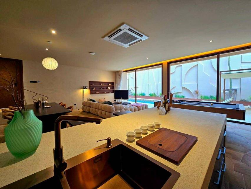 Newly built luxury pool villa for sale in the heart of Pattaya. 7