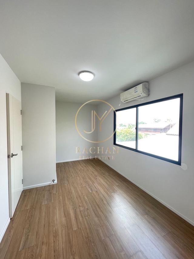 B69-301 ขายด่วน ทาวน์โฮม 3 ชั้น หมู่บ้านกลางเมือง ปิ่นเกล้า-จรัญฯเนื้อที่ 18.9 ตร.ว พื้นที่ใช้สอย 145 ตร.ม 3 ห้องนอน 3 ห้องน้ำ 11