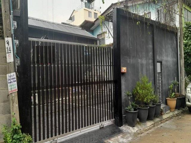 ให้เช่าบ้านพร้อมสตูดิโอ 54 ตรว. เพดานสูง ลาดพร้าว 134 เหมาะทำออฟฟิศ หรือสตูดิโอ จอดรถ 7 คัน ใกล้ MRT บางกะปิ ซอยตรงข้าม  1