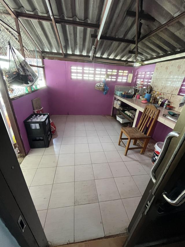 บ้านเดี่ยวหนึ่งชั้น สองห้องนอน สองห้องน้ำ หนึ่งห้องครัว มีที่จอดรถสองคัน 4