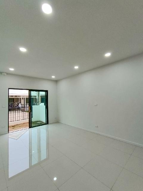ให้เช่าทาวน์เฮาส์ใหม่ 2ชั้น 29ตร.วา. 239 ตร.ม.ปตท. อีสเทิร์นซีบอร์ด 3 นอน BIG C 4.6กม. โลตัส บ่อวิน Makro 4.9กม. 3