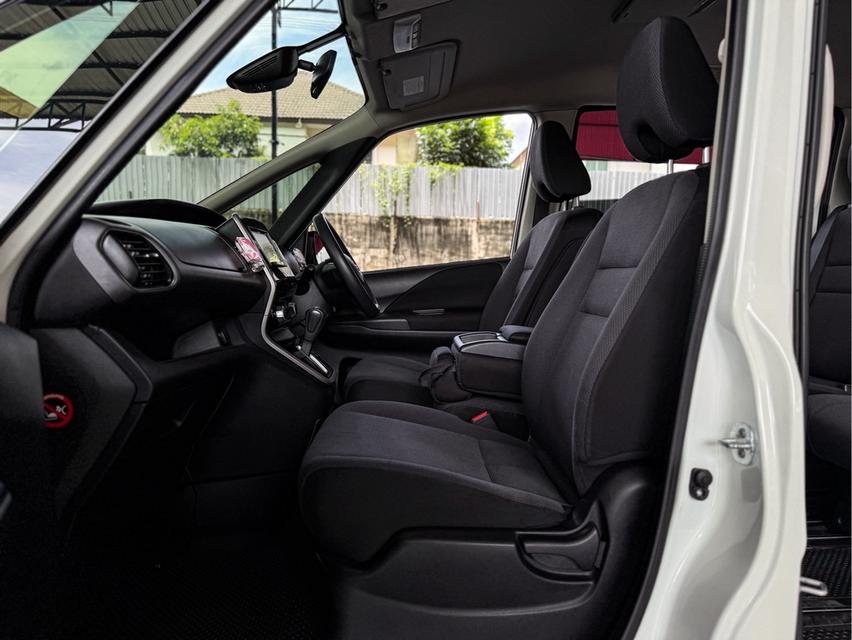 รหัสรถ WRT6854 2017 NISSAN SERENA HYBRID 2.0 X สีขาว 12