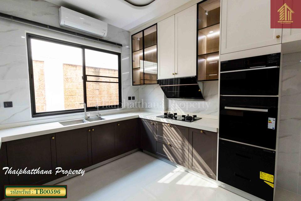 แกรนด์ บางกอก บูเลอวาร์ด ศรีนครินทร์ 12