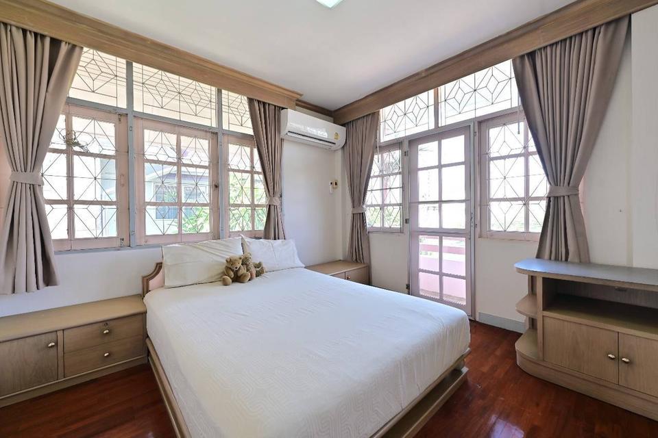ให้เช่าบ้านเดี่ยว 3 นอน 2 น้ำ พื้นที่ 80 ตรว ใกล้ MRTน้อมเกล้า โรงเรียนเตรียมอุดม เฟอร์ครบ จอดรถ 2 คัน! บ้านหลังใหญ่ บรรยากาศดี เหมาะพักอาศัย 4