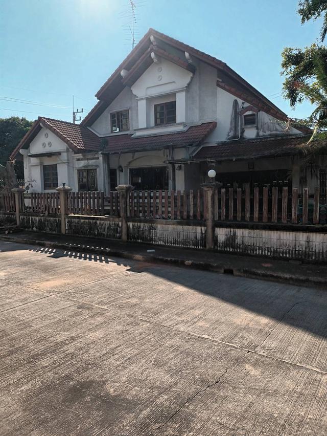 ขายบ้านเดี่ยวหลังใหญ่ หมู่บ้านศิลาวดี อ่างศิลา เมืองชลบุรี เนื้อที่ 227 ตร.ว บ้านเก่าขายตามสภาพ ต้องรีโนเวทใหม่ทั้งหลัง บ้านโครงสร้างยังแข็งแรง 6