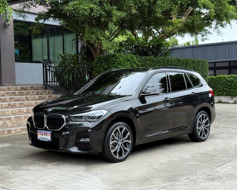 2021 BMW X1 20D MSPORT LCI รถมือเดียวออกป้ายแดง รถวิ่งน้อย เข้าศูนย์ทุกระยะ รถยังมีวารันตีศูนย์เหลืออีกนานครับ 4