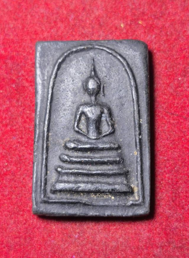 1677 พระสมเด็จหลวงพ่อเพลิน วัดหนองไม้เหลือง ปี2495 เนื้อสีดำ หลังเรียบ