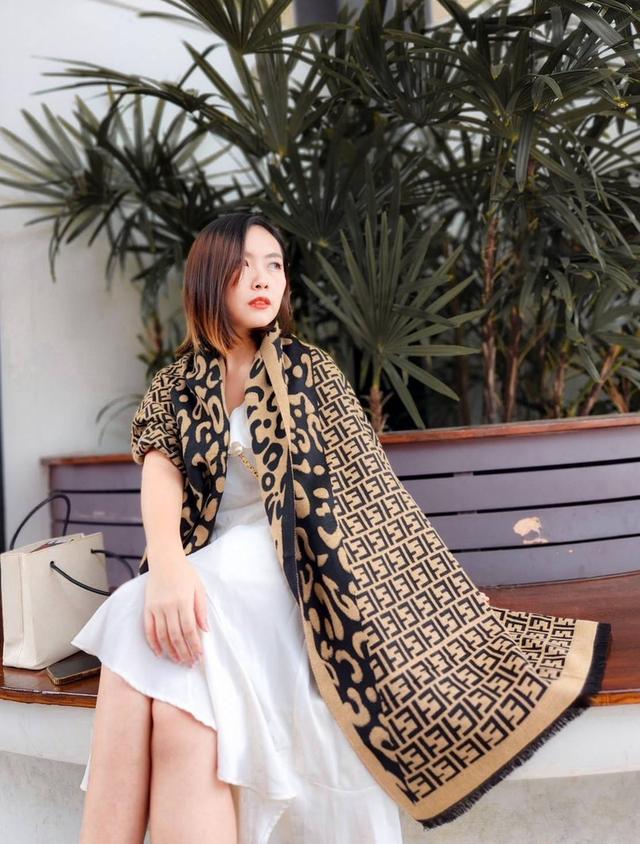 ผ้าคลุมไหล่Fendi