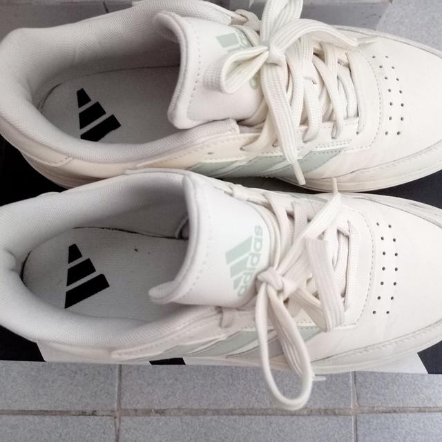 รองเท้าผ้าใบ.adidas. สภาพดี