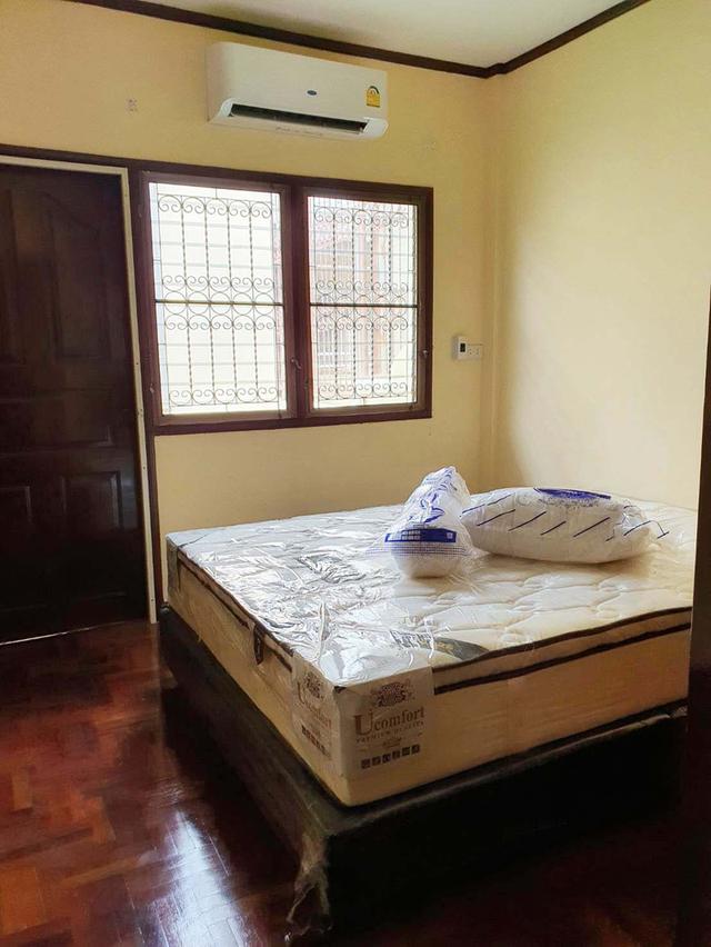 ให้เช่าทาวน์เฮ้าส์ 2 ชั้นครึ่ง หมู่บ้านพรไพลิน ลาดพร้าว 41/1 กทม. ใกล้สถานีรถไฟฟ้า MRT สถานีลาดพร้าว ห่างประมาณ 1 ก.ม.(ประมาณ 4 ป้ายรถเมล์) หน้าปากซอย 7