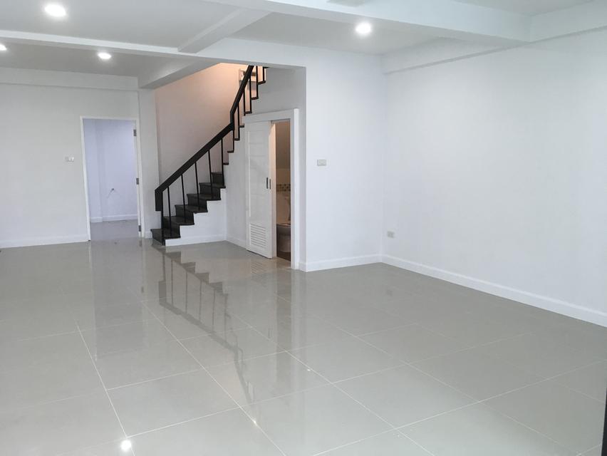 ให้เช่าโฮมออฟฟิศ 3 ชั้น พร้อมเข้าอยู่ หน้ากว้าง 5 เมตร  รีโนเวทใหม่ 3