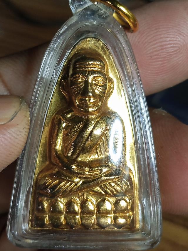 พระเครื่องหลวงปู่ทวดกะไหล่ทองกรรมการหลังหนังสือบล็อกเสาอากาศหน้าท