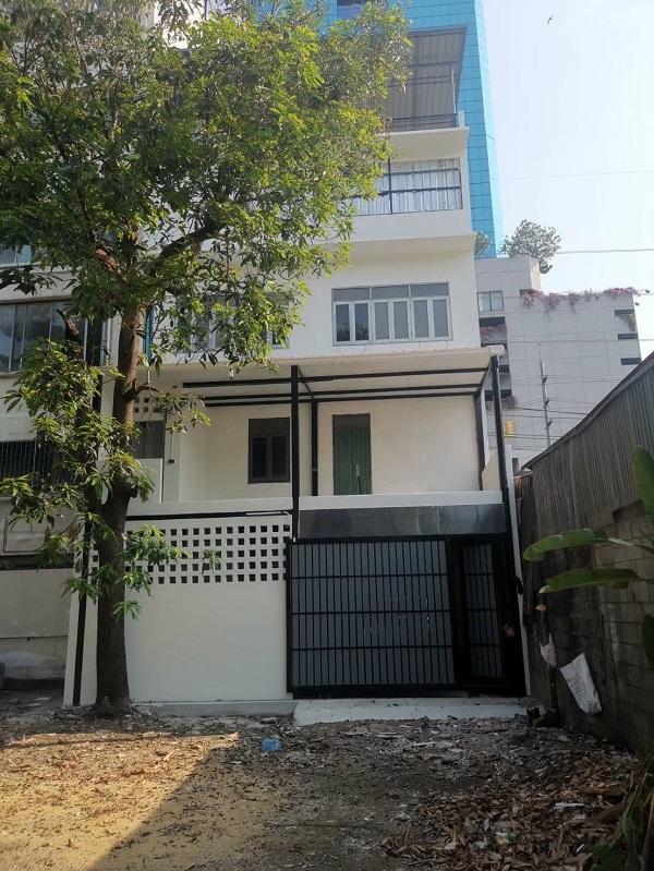 เจ้าของขายเอง ตึกติดถนนใหญ่เพชรบุรีตัดใหม่เยื้องซอยตรงข้ามเข้าทองหล่อ พื้นที่ตึก2ห้อง 3 ชั้นครึ่ง 8