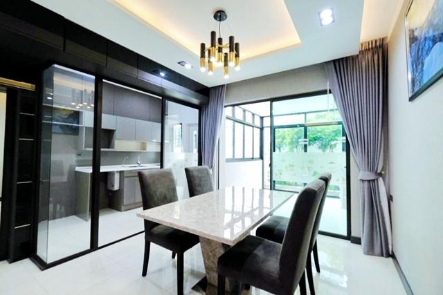 จัดเต็มเฟอร์ฯ 3 นอน MRT มัยลาภลด36% ให้เช่าทาวน์โฮมสุดหรู 3 ชั้น 26 ตร.ว.310 ตร.ม.เดอะวอล์ค เกษตร-นวมินทร์ 800 ม. 5