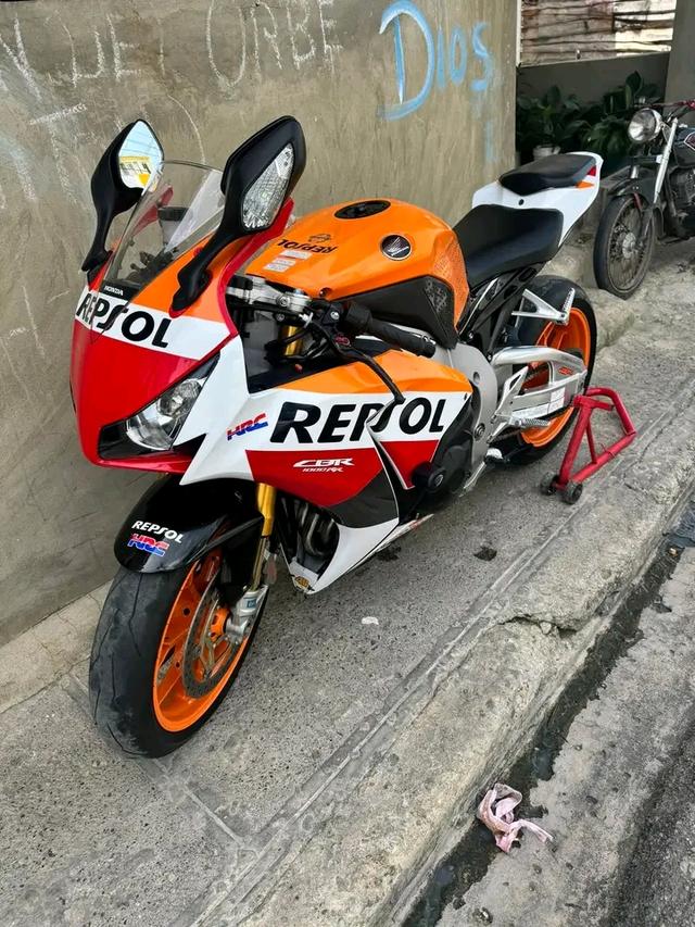 Honda CBR 1000 สีส้มสวยๆ