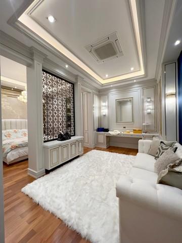คฤหาสน์หรู The Grand Pinklao อยู่บนถนน บรมราชชนนี ติดถนนใหญ่ มีประตูเข้าโครงการ 2 ชั้น 6
