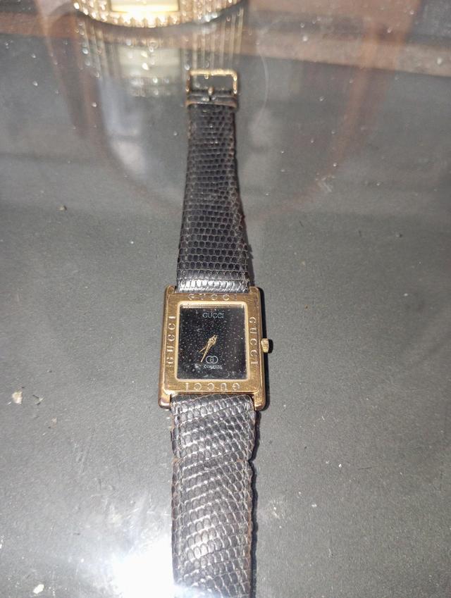 นาฬิกาเก่า Gucci Vintage รุ่น 4000M ของแท้ ตัวเครื่องและสายเป็นหนังตะกวดแท้ ของเดิมทั้งเรือน แต่เครื่องไม่เดินขายราคาถูกมากเอาซ่อมคุ้มแน่นอน