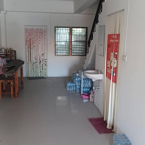 ขายตึกห้องมุมติดร้านขายยาที่เมอริเดียน 3 ชั้น ขนาด 19 ตารางวา 3 ห้องนอน 3 ห้องน้ำ 2