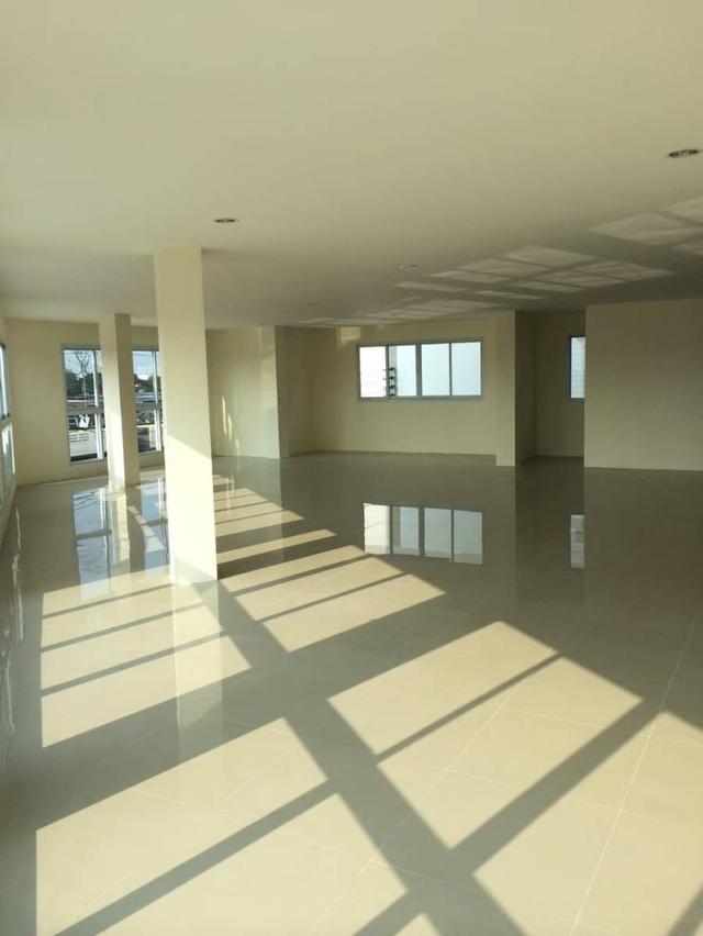 ขายอาคารพาณิชย์สามชั้น 2 คูหา  ห้องหัวมุม แยกหนองตาโพน อ.เมือง จ.อุบล 86 ตรว. ตึกใหม่ไม่เคยเข้าอยู่ ขายราคา 10.9  ล้านบาท รวมค่าโอนแล้ว 15