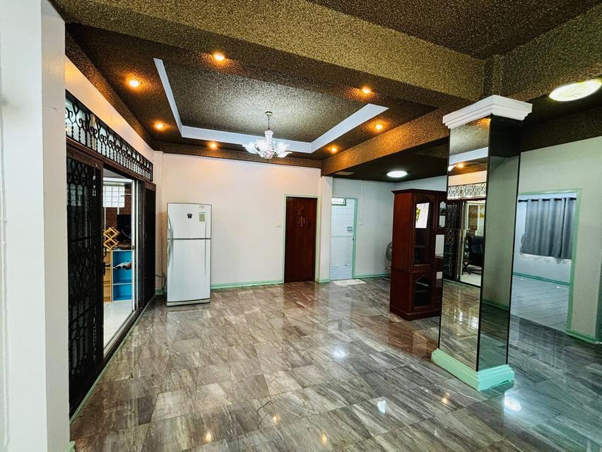 บ้านเช่าลาดพร้าว ให้เช่าบ้านใกล้รถไฟฟ้าโชคชัย4 เข้าออกได้2ทาง ฝั่งถนนลาดพร้าววังหิน,ถนนโชคชัย4 บ้านเดี่ยวหลังมุม 4นอน 2น้ำ แอร์3ตัว ตู้เย็น 2เครื่อง 4