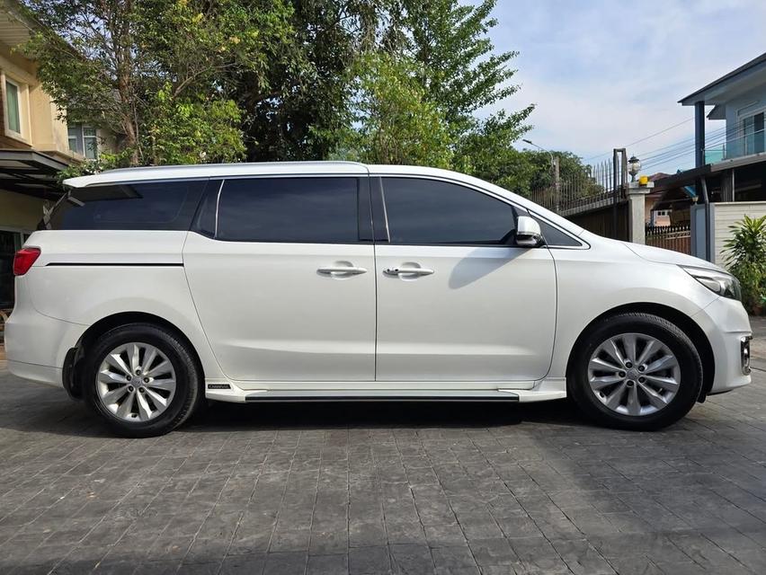 Kia Grand Carnival 2.2 EX สีขาว ปี 2018 2