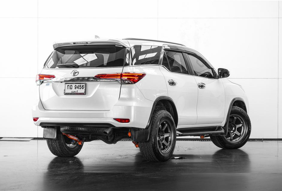 2017 TOYOTA FORTUNER 2.4 V 4WD SUV สีขาว ไมล์ 184315 กม.