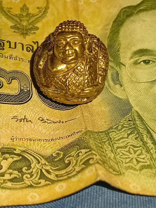 หลวงปู่คำพันโฆษปันโย  เป็นล็อตเดียวกับ Nak Geow 2545 ที่ราคาแพงมาก ผลิตเพียง 600 ชิ้นเท่านั้นเช่นกัน  เชื่อกันว่าพระนางเกวประทานความมั่งคั่ง แต่พระน