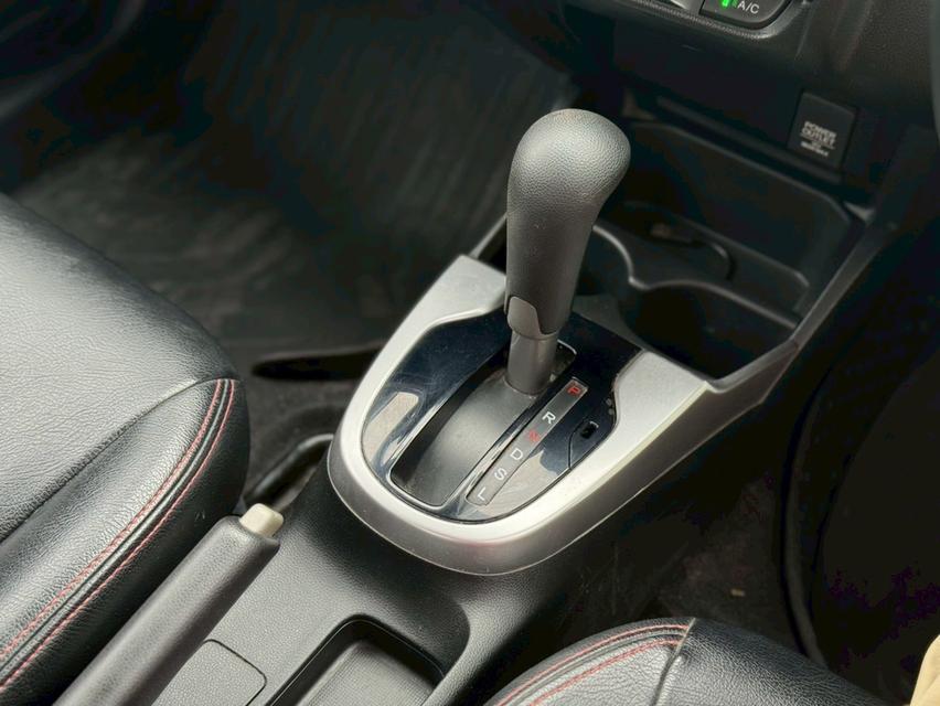 HONDA  JAZZ GK 1.5 S (MNC) Y2018 สีขาว ออโต้  9