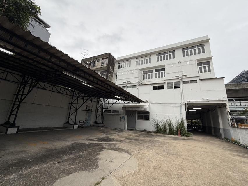 ขายตึกเก่าติดถนนใหญ่  ทำเลทอง แนวติดรถไฟฟ้า สุขุมวิท  Sale shop house at Sukhumvit zone BTS Punawithi 11
