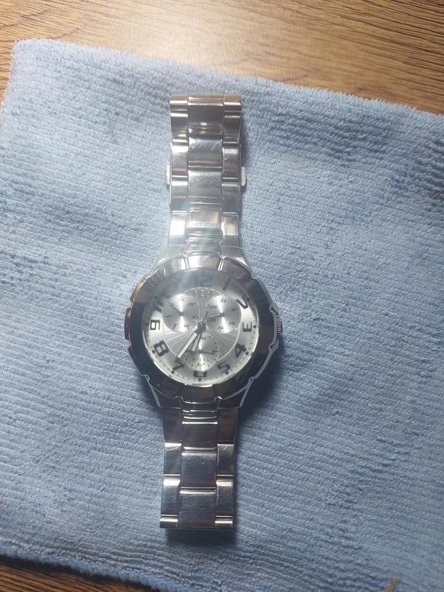 นาฬิกา Guess สแตนเลสสตีล สายเงา สภาพสวย