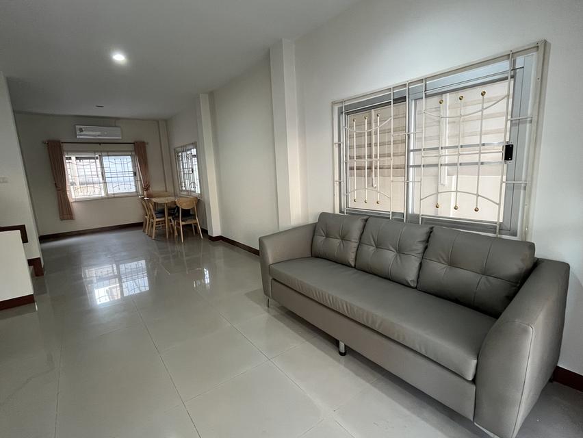 บ้านเดี่ยว 2 ชั้น 35 ตรารางวา 3 ห้องนอน 2 ห้องน้ำ ห้องเคาเตอร์ครัว โต๊ะกินข้าว โซฟา แอร์ เหล็กดัดและมุ้งลวด หมู่บ้านติดถนนแพรกษา หน้าหมู่บ้านมีเซ่เว่น 4