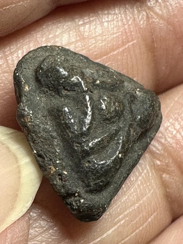 พระปิดตาเนื้อผงคลุกรักหลังจาร ไม่ทราบที่ รูปย่อยที่ 3